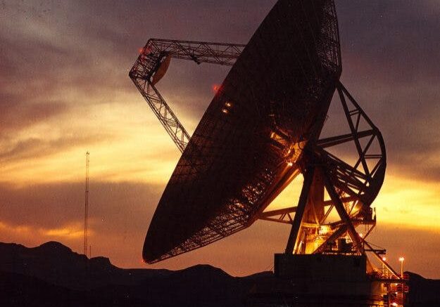 556871200px-Goldstone_DSN_antenna-1-o651ikxeosf5io5djxcjem4jaaoeew0uxm5fhnfv6y